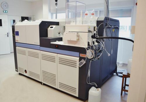 Multi-collector plasma source mass spectrometer (MC-ICPMS Neptune +) for isotopes of many elements